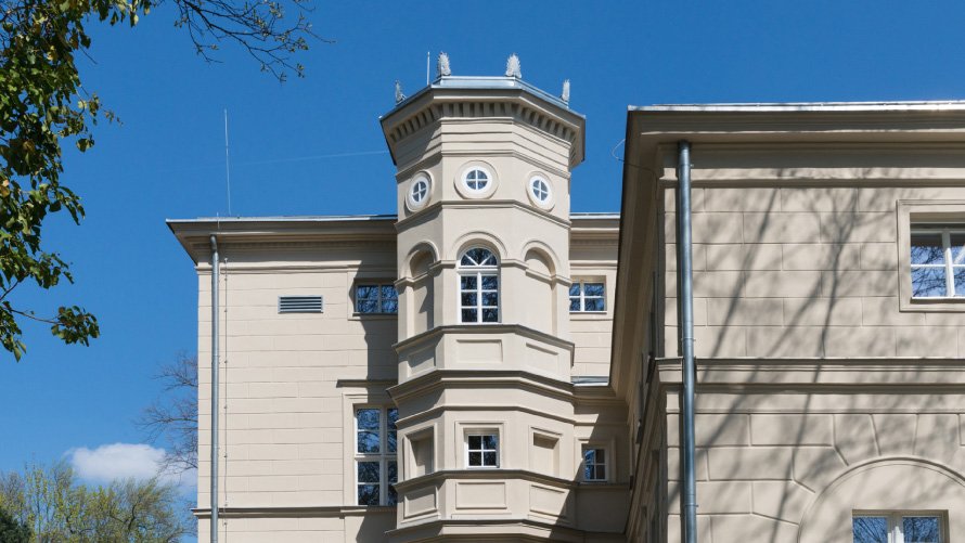 Ocieplenie ścian od wewnątrz płytami Multipor – zabytkowy pałacyk w Rakoniewicach