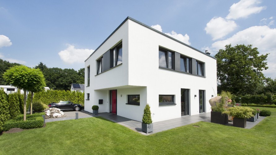 Ocieplenie ścian od zewnątrz Multipor ETICS biała elewacja nowoczesna willa płaski dach