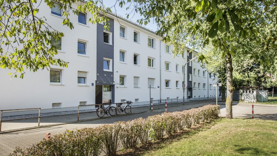 Ocieplenie ścian od zewnątrz Multipor ETICS elewacja biała blok mieszkalny budynek