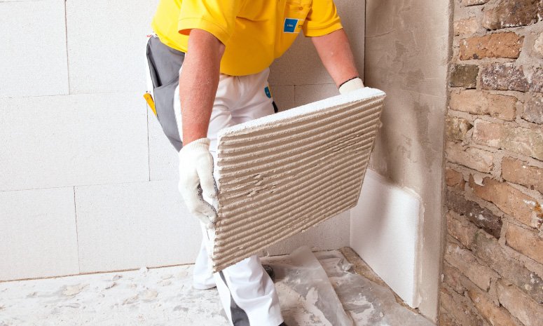 Montaż ocieplenia od wewnątrz płytami Multipor na ceglanej ścianie